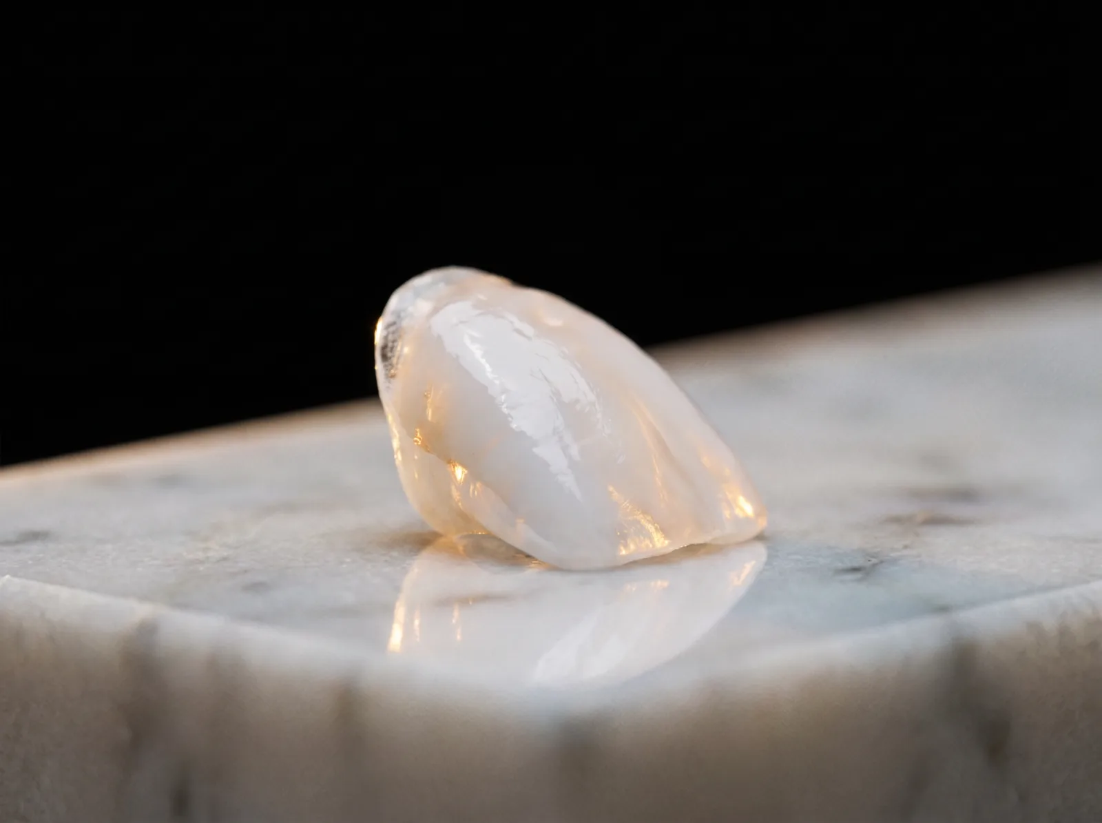 Carilla de porcelana iluminada como una joya